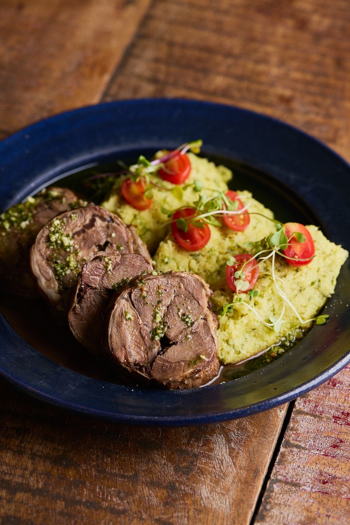 Paleta de Cordeiro fatiada com Polenta por Marco Espinoza - 500g